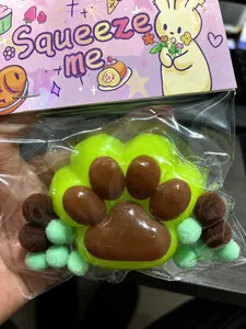 Vista dettagliata del giocattolo antistress squishy a zampa di gatto da 7 cm in busta