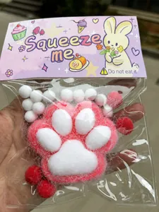Λεπτομερής προβολή του παιχνιδιού squishy πατούσα γάτας 7 cm στην όμορφη συσκευασία