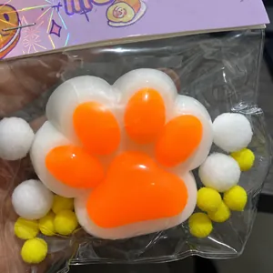 Giocattolo antistress zampa di gatto arancione e bianca 7cm in confezione con pompon