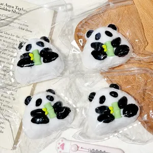 Vista dettagliata di quattro giocattoli squishy panda onigiri in confezioni singole