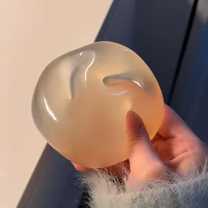 Detailansicht eines lichtdurchlässigen handgemachten Slow-Rebound-Stressabbau-Balls
