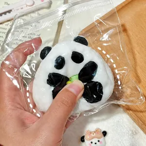 Primo piano di un simpatico panda onigiri squishy schiacciato per alleviare lo stress