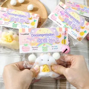 Gros plan d'un jouet anti-stress hamster blanc pressé pour montrer sa texture moelleuse