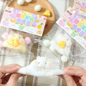 Détail montrant la texture élastique d'un jouet hamster squishy mignon en étirement