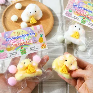 Gros plan d'un jouet hamster squishy doux et poilu pressé à la main pour soulager le stress