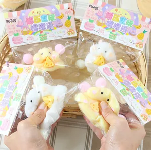 Vue détaillée de jouets spongieux de hamster mignons pressés pour montrer une texture douce et souple
