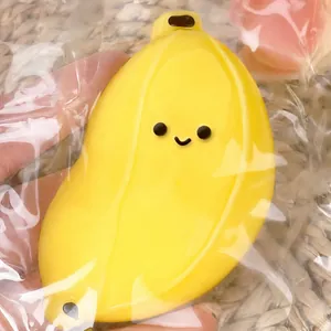 Jouet anti-stress en silicone banane jaune kawaii avec un joli visage souriant.