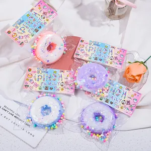 Set di giocattoli antistress a forma di ciambella colorata in confezione carina