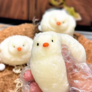 Jouet de décompression en silicone en forme de poussin blanc fait à la main et doux