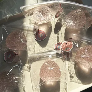 Vue détaillée de jouets spongieux fraise rose pailleté dans des sacs transparents