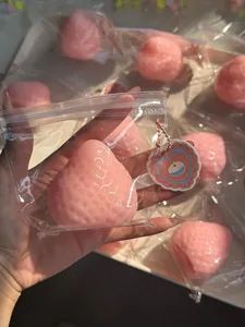 Détail d'un mignon jouet squishy fraise rose dans son emballage pour soulager le stress