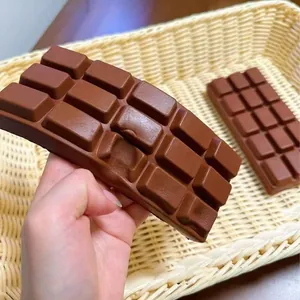 Detailaufnahme eines flexiblen Schokoriegel-Squishys, der langsam zurückspringt