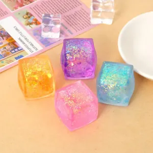 Nahaufnahme von vier bunten, mit Glitzer gefüllten Eiswürfel-Squishy-Spielzeugen.