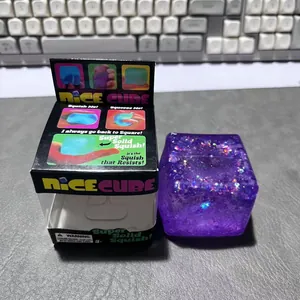 Detailansicht eines lila Glitzer-Eiswürfel-Squishy-Spielzeugs in NICE CUBE-Verpackung