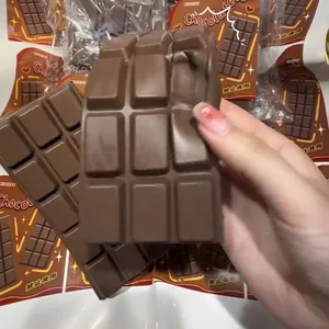 Nahaufnahme eines Schokoladen-Squishys, das zur Stressbewältigung gedrückt wird.