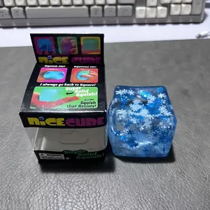 Nahaufnahme des blauen Nice Cube Antistress-Spielzeugs mit Schneeflocken und Verkaufsbox