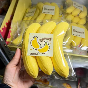 Λεπτομέρεια από τρία κίτρινα παιχνίδια squishy μπανάνας σε διαφανή συσκευασία δώρου