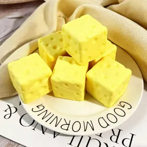 Vista dettagliata del giocattolo antistress a forma di formaggio giallo di forma quadrata