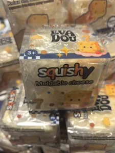 Primo piano del giocattolo squishy al formaggio modellabile EVA DOU nella sua confezione.