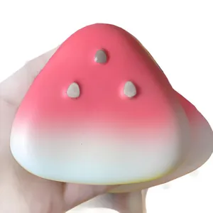 Vue macro d'un jouet squishy en forme de tranche de pastèque à rebond lent