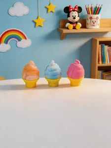 Vista dettagliata di tre giocattoli antistress a forma di gelato colorato sfumato