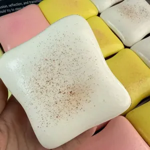 Detaillierte Nahaufnahme der weichen, gesprenkelten Textur eines realistischen Toastbrot-Squishies