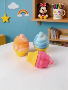Tre giocattoli antistress squishy a forma di gelato sfumato colorato su tavolo bianco dettaglio
