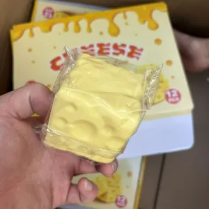 Giocattolo squishy a forma di formaggio giallo per alleviare lo stress e gioco sensoriale