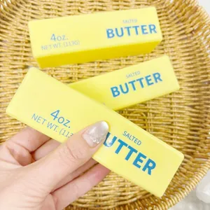 Dettaglio di un giocattolo squishy a forma di panetto di burro giallo realistico e morbido