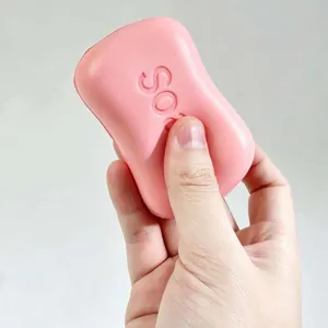 Primo piano di un giocattolo squishy a forma di sapone rosa con texture a rimbalzo lento