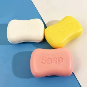 Vista dettagliata di tre giocattoli antistress colorati a forma di sapone con texture