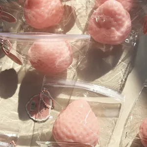 Gros plan de jouets fraise squishy roses dans un emballage transparent au soleil