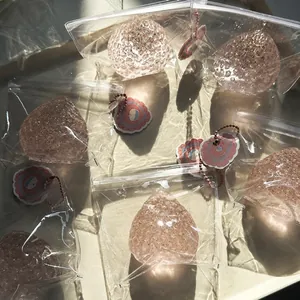 Giocattoli antistress a forma di fragola confezionati singolarmente in sacchetti di plastica.