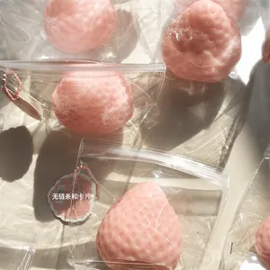 Giocattolo squishy a forma di fragola rosa per alleviare lo stress in buste trasparenti