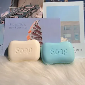 Vue détaillée de jouets squishy en forme de savon bleu et crème sur un fond de fourrure.