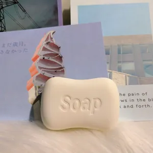 Vue macro d'un jouet squishy en forme de savon crème avec texture gaufrée et finition douce.