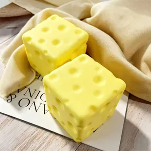 Dettaglio ravvicinato di giocattolo antistress a forma di formaggio su stoffa