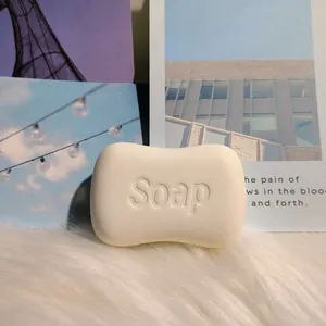 Détail d'un jouet squishy en forme de savon blanc avec une texture réaliste et gravure Soap