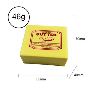 Detailansicht eines gelben Butter-Squishy-Spielzeugs mit Maßen 85 mm und Gewicht 46 g