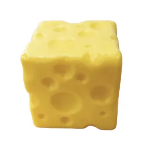 Giocattolo antistress realistico a forma di formaggio quadrato giallo su fondo bianco