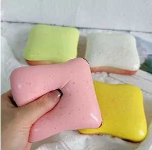 Hand drückt ein weiches rosa Slow-Rebound-Toast-Squishy-Spielzeug zum Stressabbau