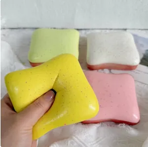 Nahaufnahme eines gelben Toast-Squishy-Spielzeugs, das den langsamen Rückprall zeigt