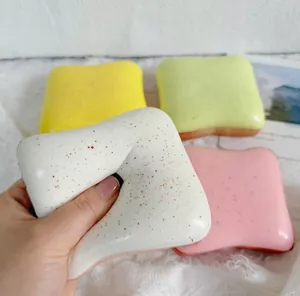Detailansicht eines weißen Slow-Rebound Buttertoast-Quetschspielzeugs beim Drücken