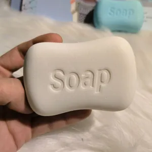 Gros plan d'un jouet squishy en forme de savon réaliste sur une fourrure blanche.