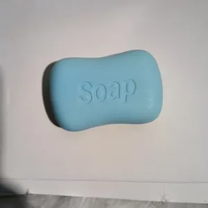 Gros plan d'un jouet squishy bleu en forme de savon avec le texte Soap en relief