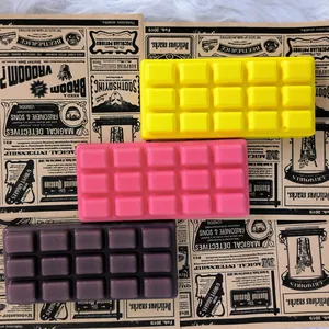 Juguetes antiestrés squishy con forma de chocolate en amarillo, rosa y morado