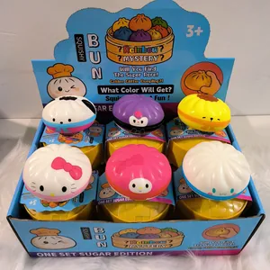 Vue détaillée de la variété de jouets squishy mystery bun colorés dans l'emballage