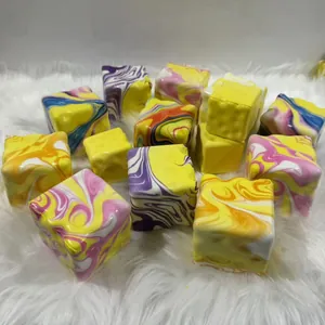 Λεπτομέρεια πολύχρωμων παιχνιδιών squishy τυριού με σχέδιο μάρμαρο σε λευκή γούνα.