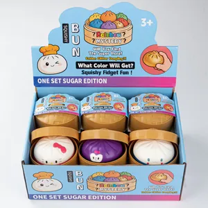 Vue détaillée du coffret de jouets Squishy Bun dans sa boîte de présentation colorée