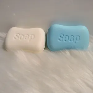 Deux jouets squishy en forme de savon à rebond lent en couleurs blanc et bleu doux
